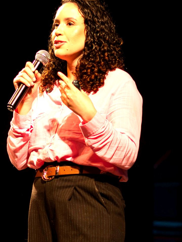 Amanda Cristina com microfone no palco do Imersão Superação